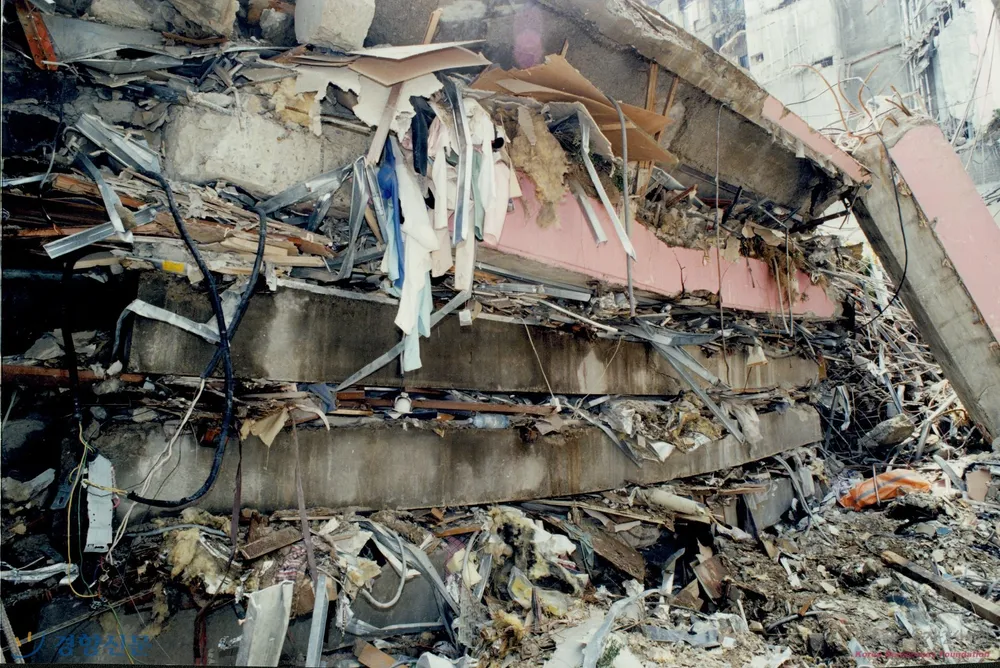 史上最慘百貨事故！20秒內整棟解體「奪502條人命」　全國震怒「本來能阻止悲劇」：高層喪盡天良...