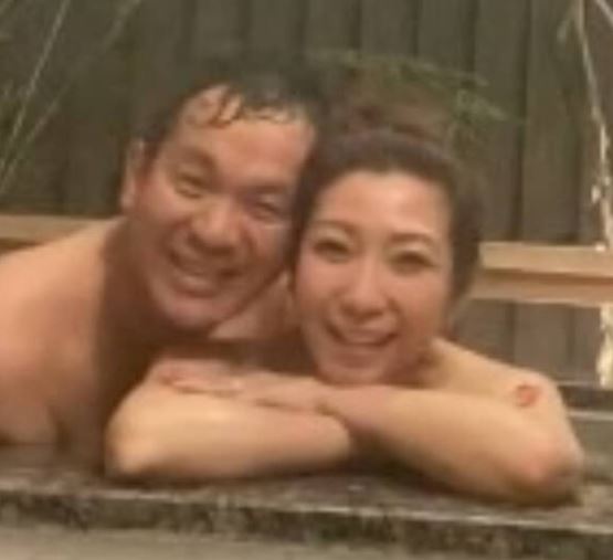 情人節放閃！47歲女星「誤PO一絲不掛照」泡鴛鴦浴　「機師尪環抱入鏡」恩愛14年
