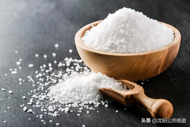 這2種食鹽別再買了！家裡有的倒掉「不建議再吃了」　長期吃「腎臟、心臟」悄悄生病