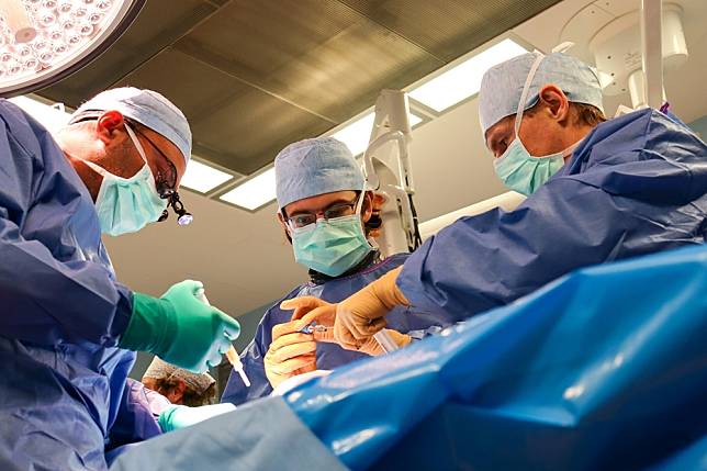 剖腹生龍鳳胎！孕婦縫合到一半「突喊等一下」　醫護「湊近一看驚呆」當場愣住：真是奇蹟