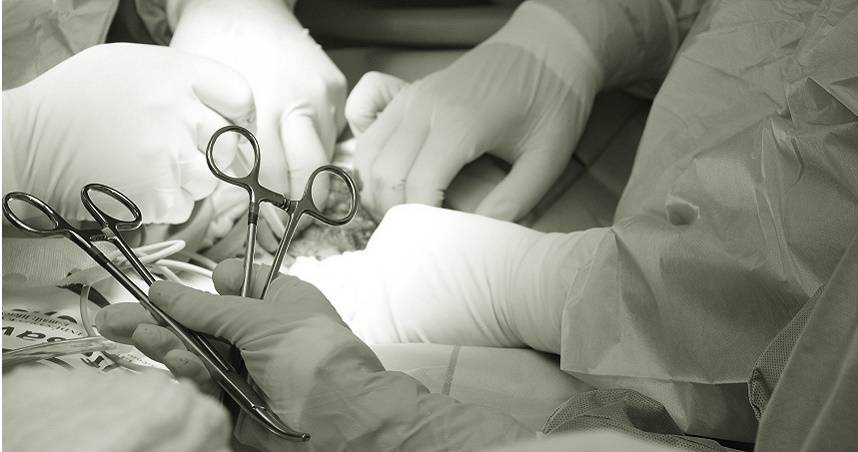 剖腹生龍鳳胎！孕婦縫合到一半「突喊等一下」　醫護「湊近一看驚呆」當場愣住：真是奇蹟
