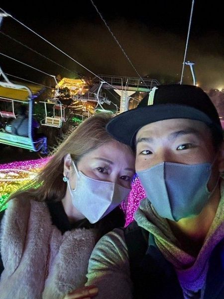 跨越年齡的真愛！32歲男狂追53歲同學母 女兒簡訊成關鍵