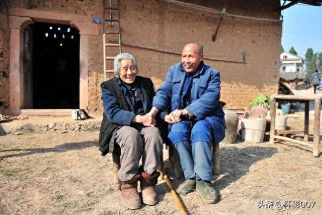 雙親先後離世「我再也沒回過老家」!某天出差路過「眼前一幕」讓我淚流滿面