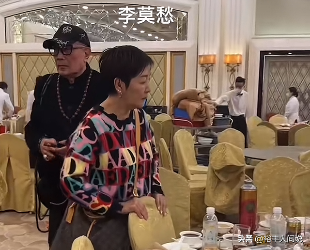 當小三遭拋棄！60歲女星參加聚會「打包剩菜剩飯」　離席前「搖一搖舉動」網搖頭：好淒涼