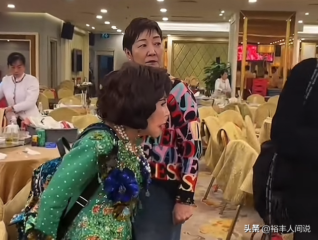 當小三遭拋棄！60歲女星參加聚會「打包剩菜剩飯」　離席前「搖一搖舉動」網搖頭：好淒涼