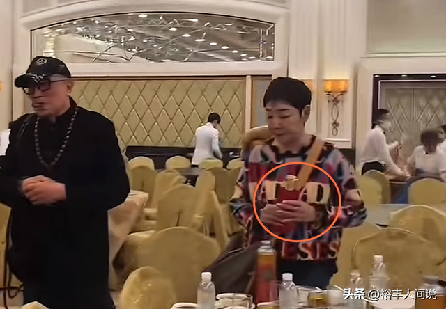 當小三遭拋棄！60歲女星參加聚會「打包剩菜剩飯」　離席前「搖一搖舉動」網搖頭：好淒涼