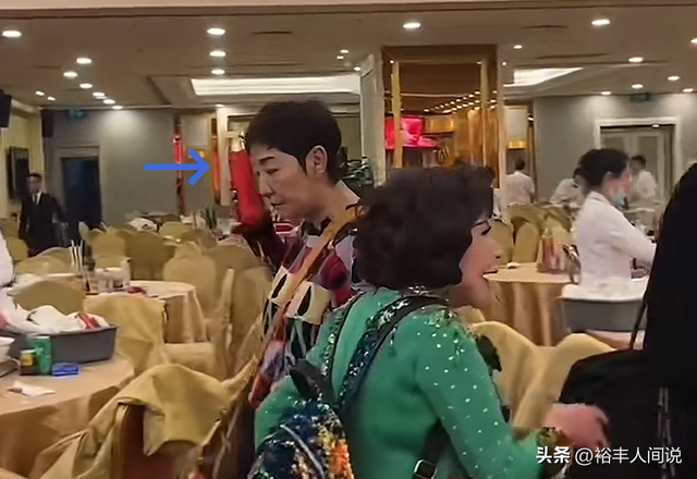 當小三遭拋棄！60歲女星參加聚會「打包剩菜剩飯」　離席前「搖一搖舉動」網搖頭：好淒涼