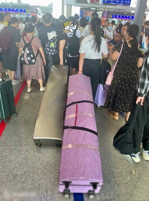 以為是棺材!機場遇母女「拉巨型行李箱」路人嚇壞 遭機場人員攔下「打開後瞬間鬆口氣」