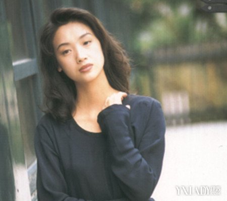 偶遇昔日女神！57歲女星「滿頭白髮露面」略顯清瘦　綁辮子「靠近一看」驚艷全網：美人遲暮