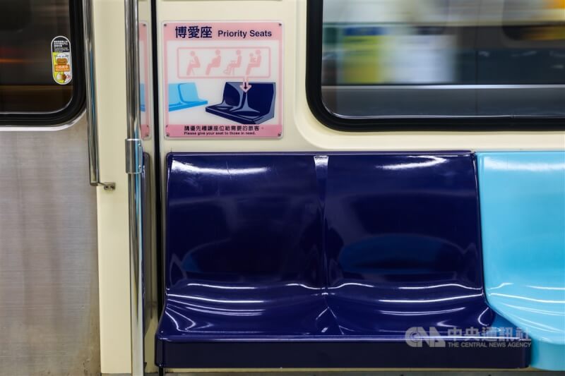 坐博愛座補眠！她搭捷運「遭阿嬤2腳踹醒」逼讓位　旁邊乘客看不下去「全體圍剿阿嬤」