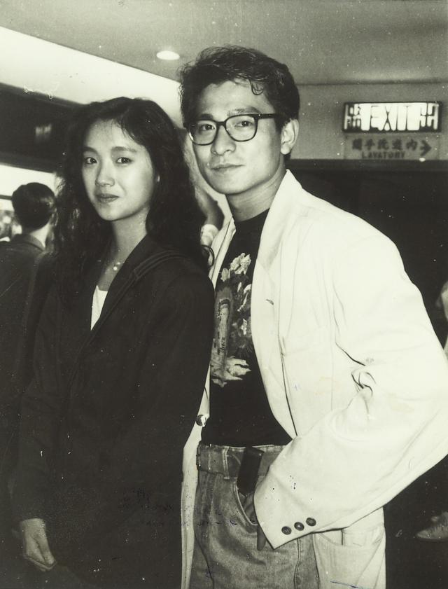 偶遇昔日女神！57歲女星「滿頭白髮露面」略顯清瘦　綁辮子「靠近一看」驚艷全網：美人遲暮