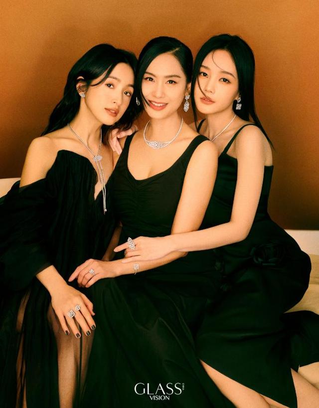 最傳神金庸女郎！「三代黃蓉」 罕見同框拍封面　「她略勝一籌」無懼歲月痕跡