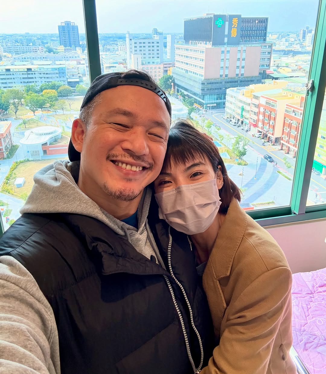 無預警住院動刀！46歲阿Ben「腹痛急診」認隱疾纏身　曬病榻照「取出5大顆」錯愕：塞滿了