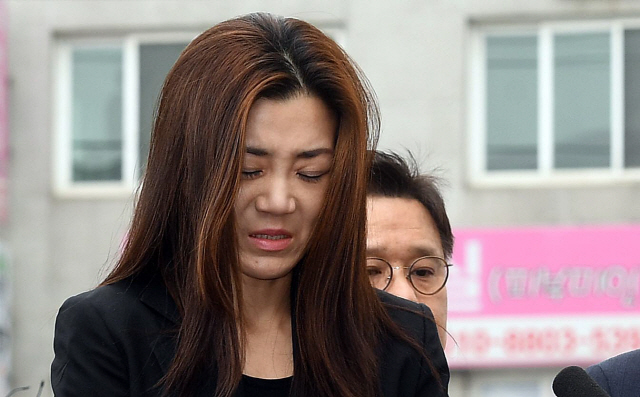 財閥千金成國恥！堅果沒打開「逼空服員下跪道歉」　態度囂張喊：「敢告我？國家都是我們的！」