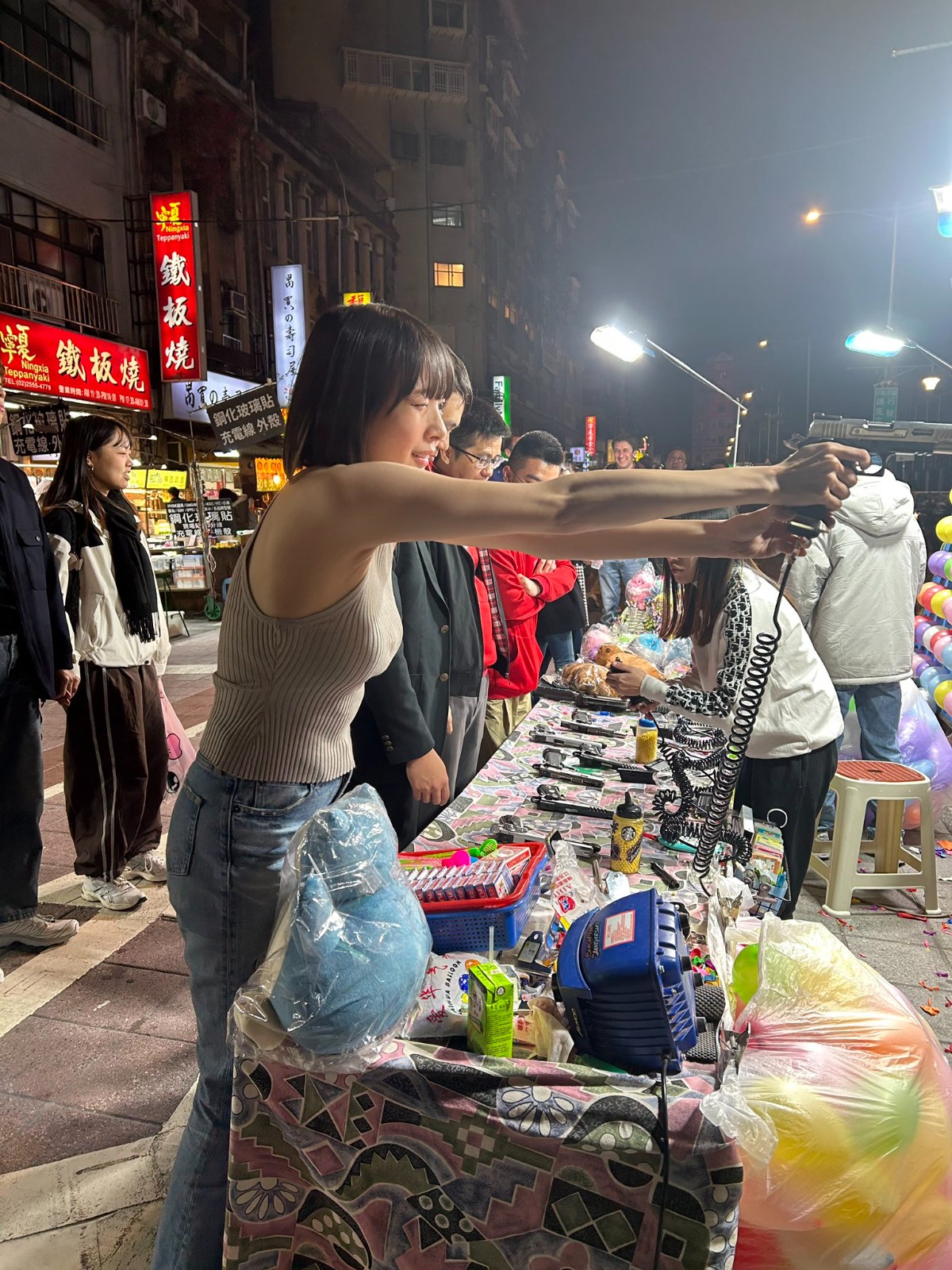 天氣超冷還穿背心！寧夏夜市驚見「170cm短髮美女」射氣球　一看竟是「超大咖人物」