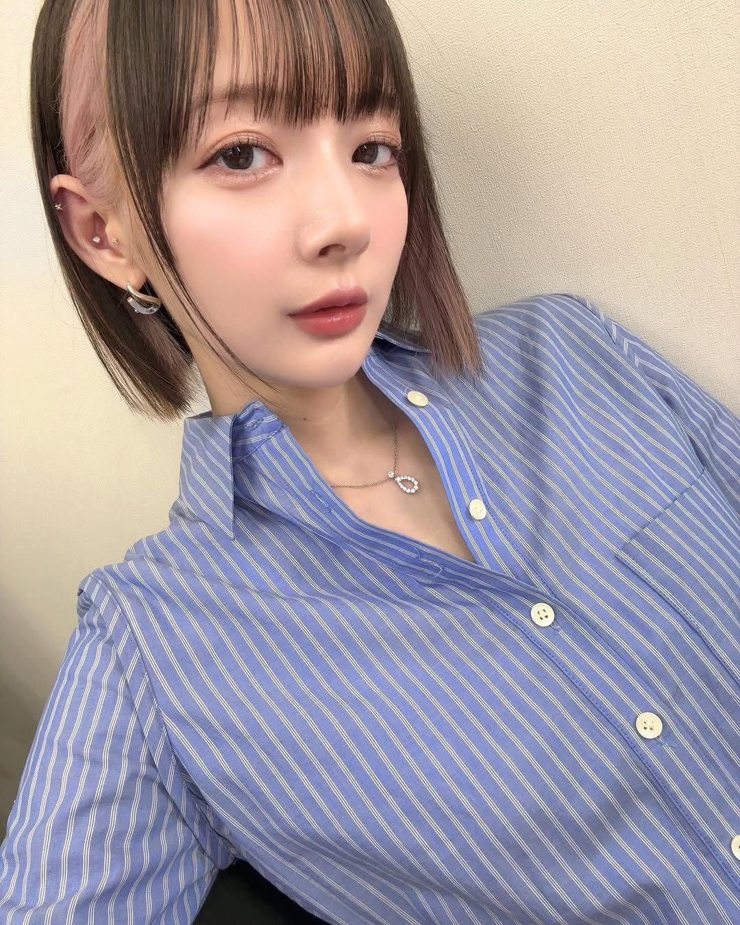 天氣超冷還穿背心！寧夏夜市驚見「170cm短髮美女」射氣球　一看竟是「超大咖人物」