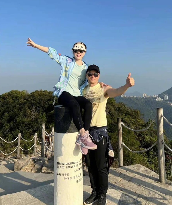 梅開三度！67歲老藝人登山「貼心緊扶小15歲嬌妻」　手臂肌肉壯碩「根本是同齡人」