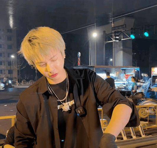 演藝工作大幅減少？知名男星「轉行擺攤賣小吃」被目擊　親力親為「滿身汗仍不嫌累」