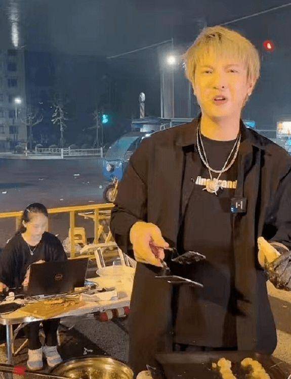 演藝工作大幅減少？知名男星「轉行擺攤賣小吃」被目擊　親力親為「滿身汗仍不嫌累」