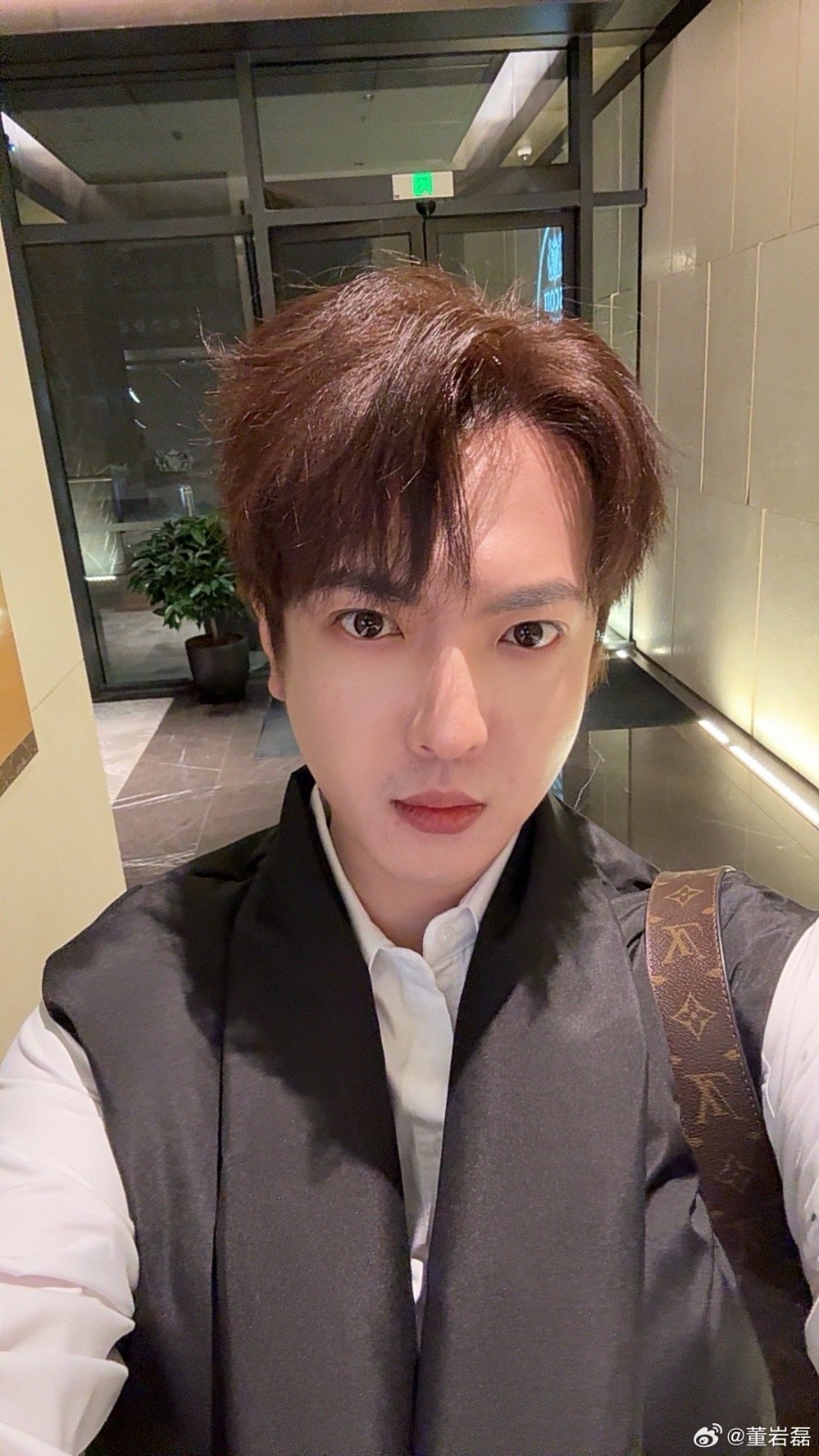 演藝工作大幅減少？知名男星「轉行擺攤賣小吃」被目擊　親力親為「滿身汗仍不嫌累」