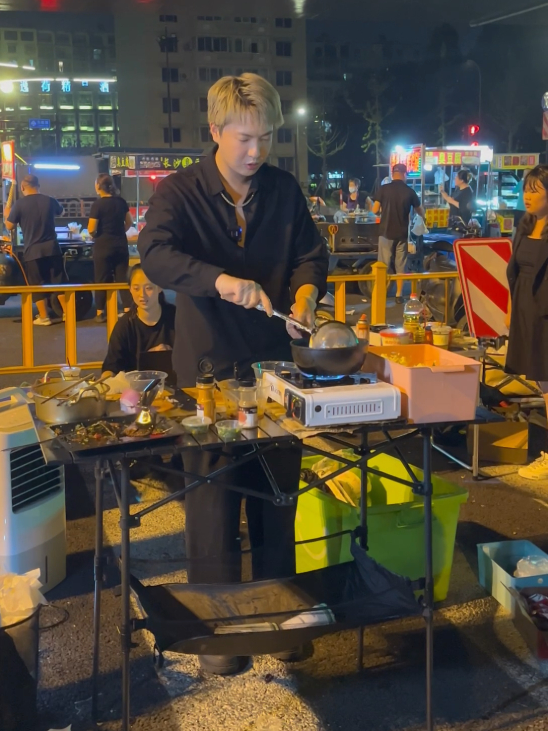 演藝工作大幅減少？知名男星「轉行擺攤賣小吃」被目擊　親力親為「滿身汗仍不嫌累」