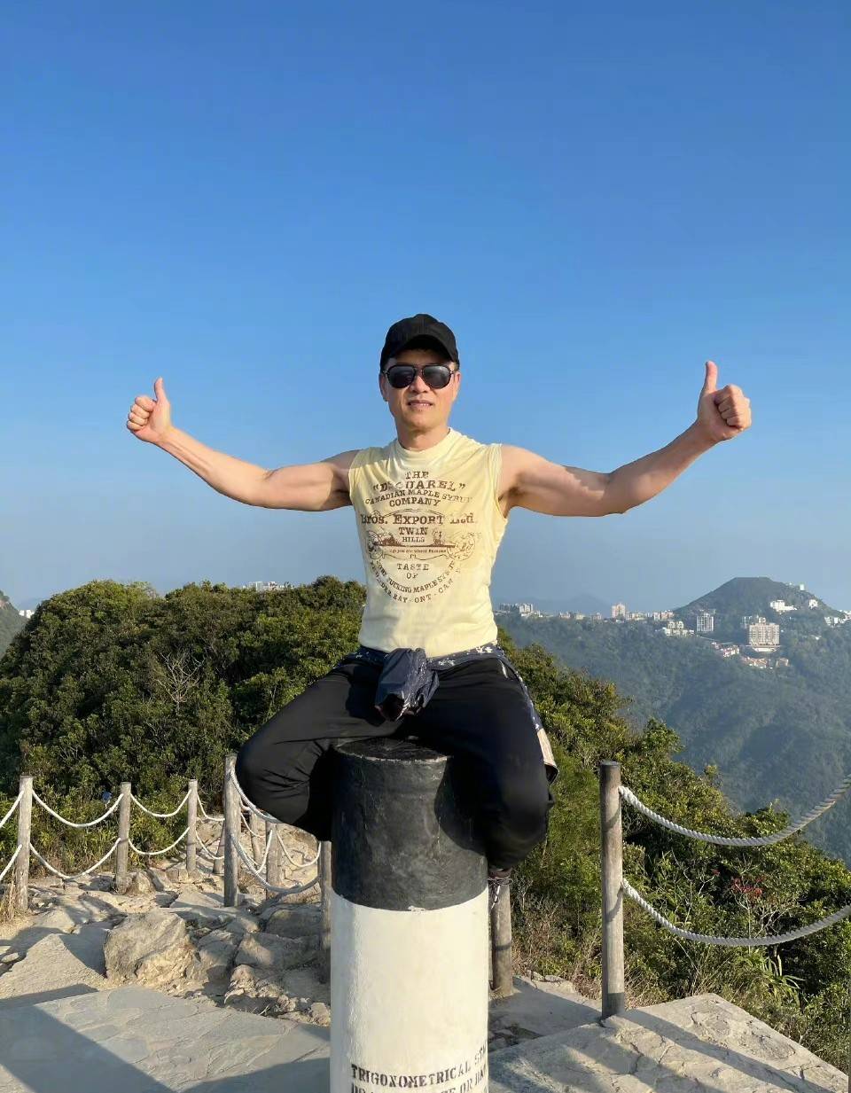 梅開三度！67歲老藝人登山「貼心緊扶小15歲嬌妻」　手臂肌肉壯碩「根本是同齡人」