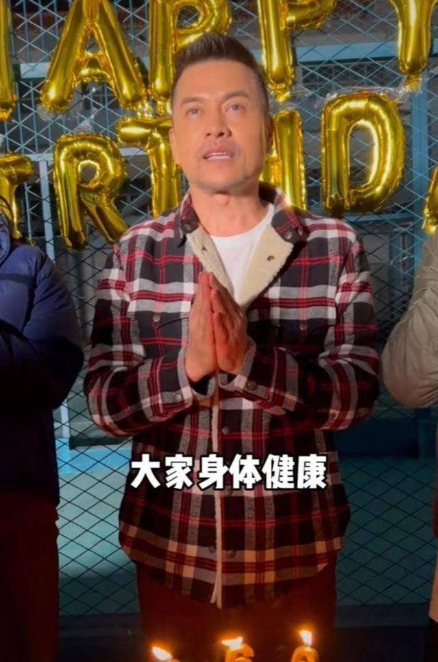 梅開三度！67歲老藝人登山「貼心緊扶小15歲嬌妻」　手臂肌肉壯碩「根本是同齡人」