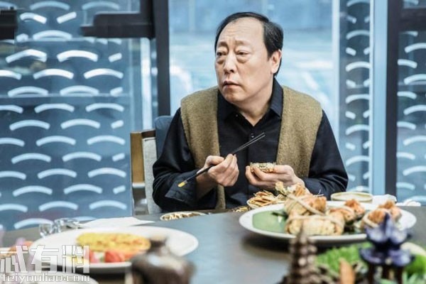 同學聚會「我工資僅1萬7被大家嘲諷」　一看到兒子開車接送「老同學都傻眼了」