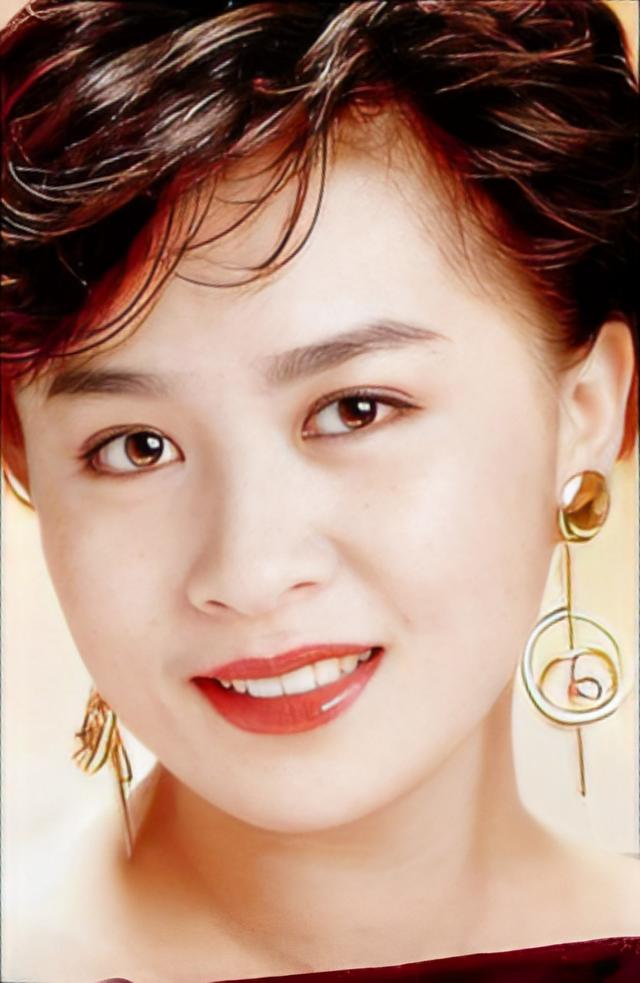 59歲劉嘉玲街頭放飛！外穿三角褲「一往下逆齡像20歲」　「同框胡楓」畫面驚嘆連連