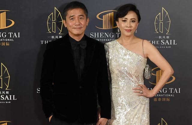 59歲劉嘉玲街頭放飛！外穿三角褲「一往下逆齡像20歲」　「同框胡楓」畫面驚嘆連連