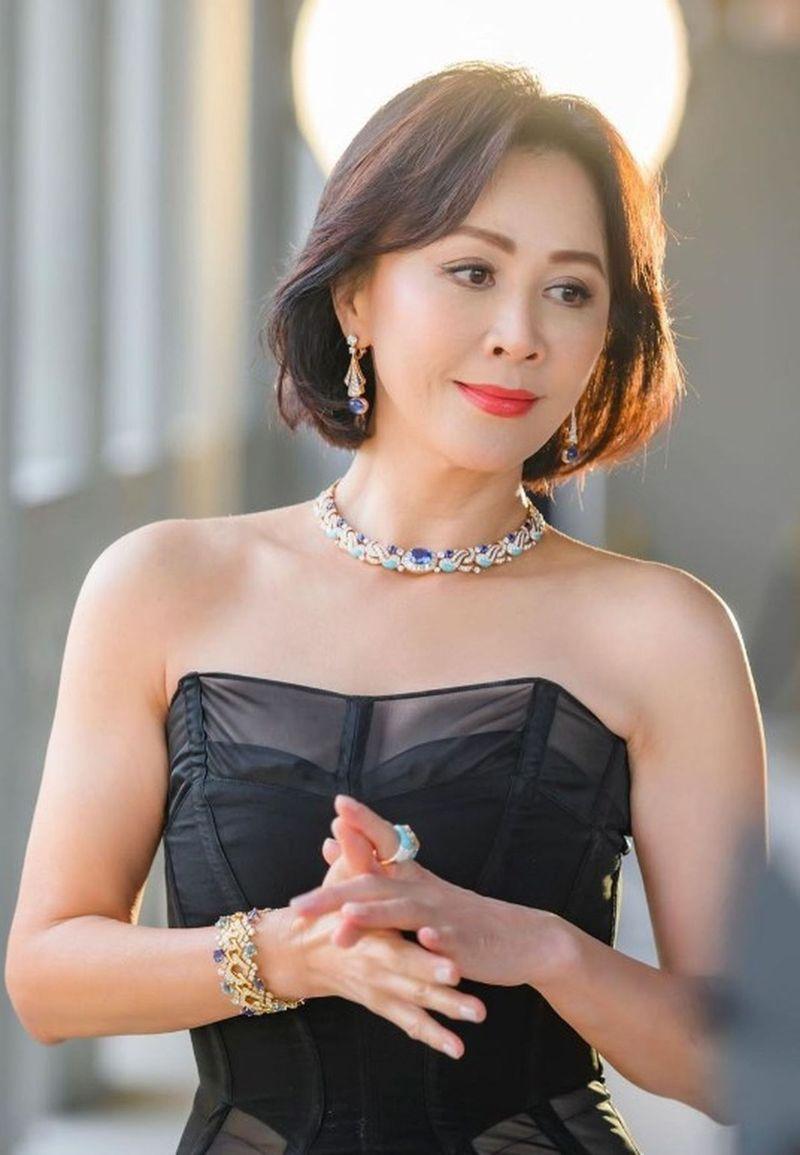 59歲劉嘉玲街頭放飛！外穿三角褲「一往下逆齡像20歲」　「同框胡楓」畫面驚嘆連連