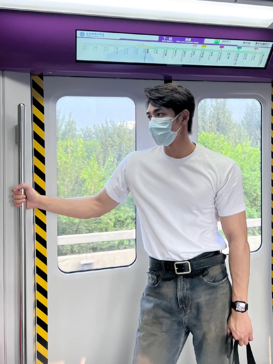 「白衣口罩天菜」搭車照瘋傳！太平洋肩膀電翻網友 真實身分竟是「行走的衣架子」