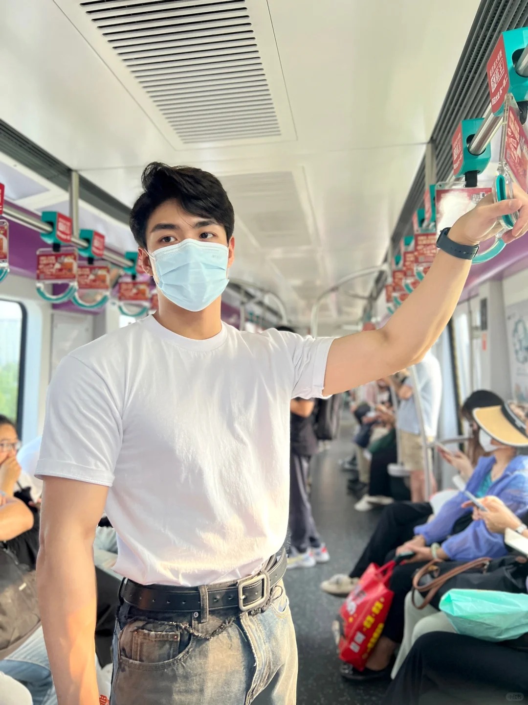 「白衣口罩天菜」搭車照瘋傳！太平洋肩膀電翻網友 真實身分竟是「行走的衣架子」