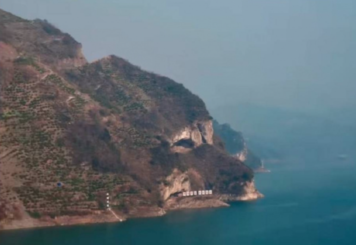好像在喝水！遊客偶然「拍到狗狗山爆紅」成打卡景點　當地人驚呼：「住10幾年都沒發現」