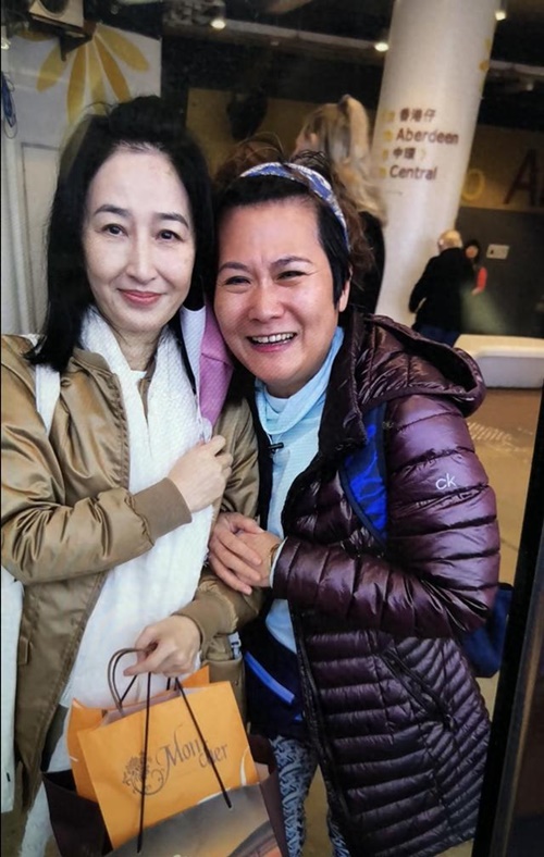 60歲關詠荷罕見素顏露面！與影帝張家輝恩愛同遊南丫島，親民舉動獲讚