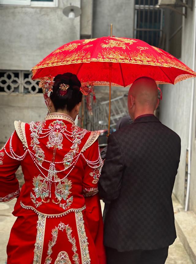 52歲婆婆「一身紅開心出嫁」全家開車千里見證　「一轉正面」網愣：太年輕了