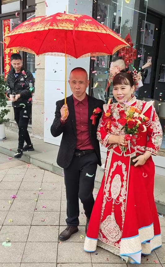 52歲婆婆「一身紅開心出嫁」全家開車千里見證　「一轉正面」網愣：太年輕了