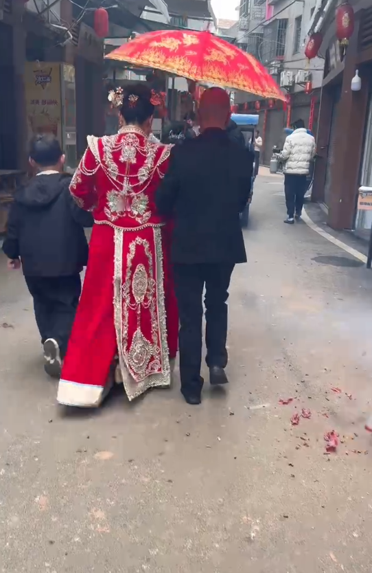 52歲婆婆「一身紅開心出嫁」全家開車千里見證　「一轉正面」網愣：太年輕了