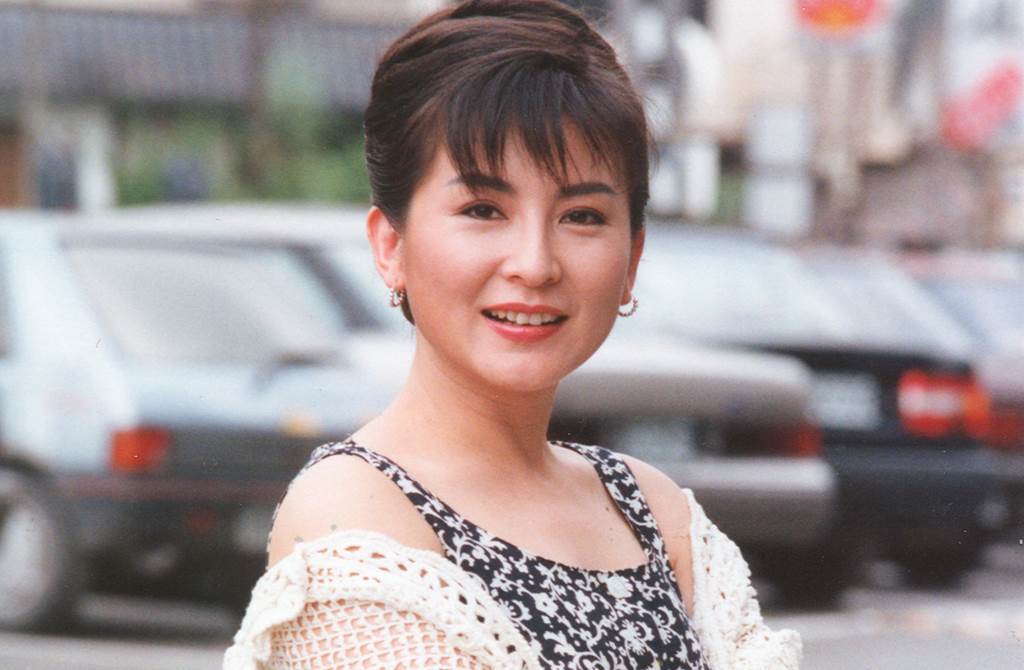 被視陳淑華接班人！台灣玉女「斷開15年婚姻」樂當阿嬤　「56歲穿中空裝」美貌流出