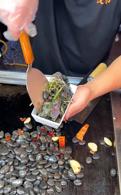 外觀好鮮豔！杯子裡裝「神奇綠油油料理」淋上調味料　他曝真面目「吃起來很不錯欸」