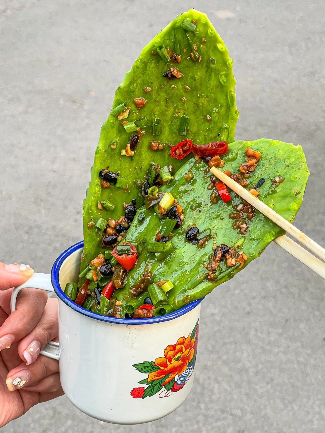 外觀好鮮豔！杯子裡裝「神奇綠油油料理」淋上調味料　他曝真面目「吃起來很不錯欸」