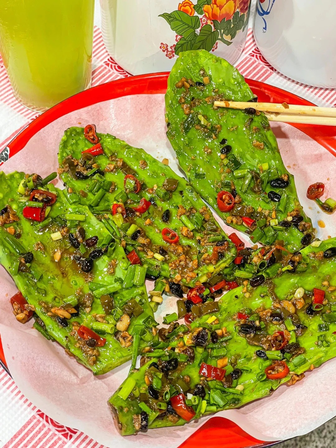 外觀好鮮豔！杯子裡裝「神奇綠油油料理」淋上調味料　他曝真面目「吃起來很不錯欸」