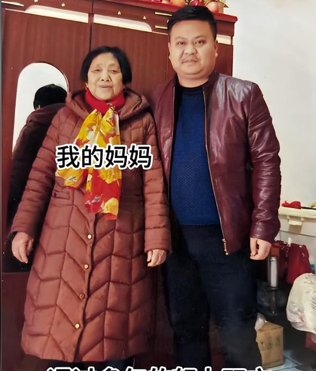 一見鍾情！20歲年輕男「愛上44歲離婚大媽」被唱衰　22年後「母子戀近況曝」網友全笑了