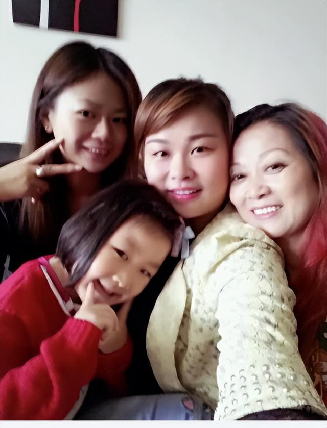 一見鍾情！20歲年輕男「愛上44歲離婚大媽」被唱衰　22年後「母子戀近況曝」網友全笑了