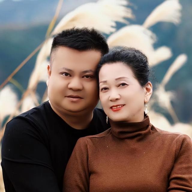 一見鍾情！20歲年輕男「愛上44歲離婚大媽」被唱衰　22年後「母子戀近況曝」網友全笑了