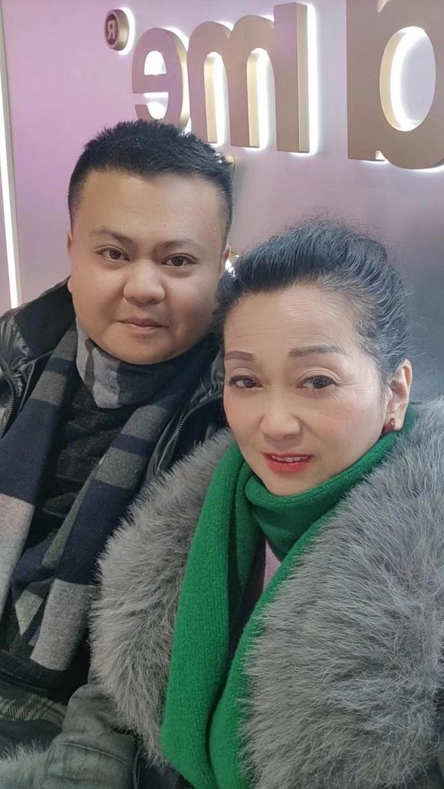 一見鍾情！20歲年輕男「愛上44歲離婚大媽」被唱衰　22年後「母子戀近況曝」網友全笑了