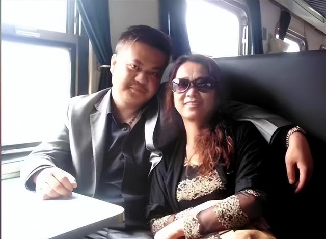 一見鍾情！20歲年輕男「愛上44歲離婚大媽」被唱衰　22年後「母子戀近況曝」網友全笑了