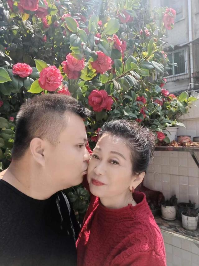 一見鍾情！20歲年輕男「愛上44歲離婚大媽」被唱衰　22年後「母子戀近況曝」網友全笑了