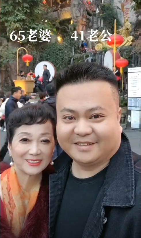 一見鍾情！20歲年輕男「愛上44歲離婚大媽」被唱衰　22年後「母子戀近況曝」網友全笑了