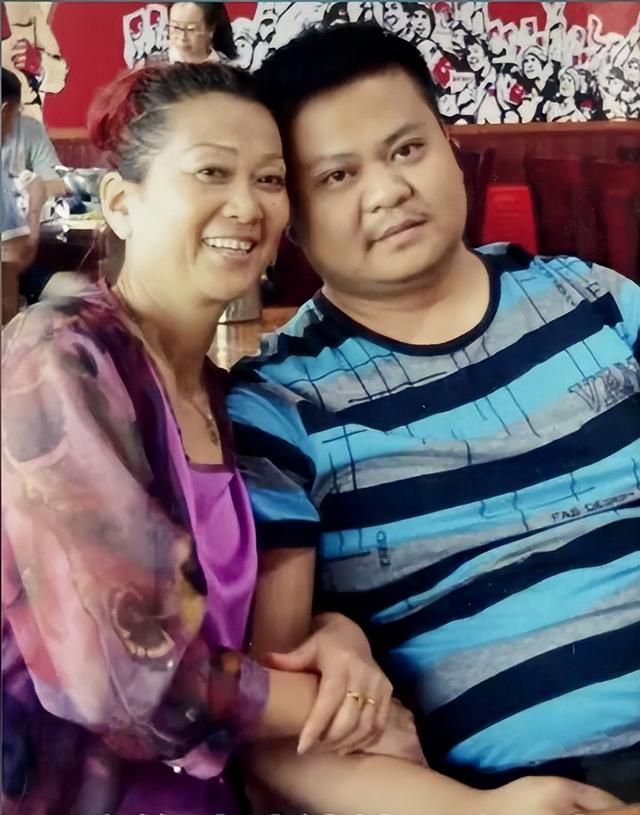 一見鍾情！20歲年輕男「愛上44歲離婚大媽」被唱衰　22年後「母子戀近況曝」網友全笑了